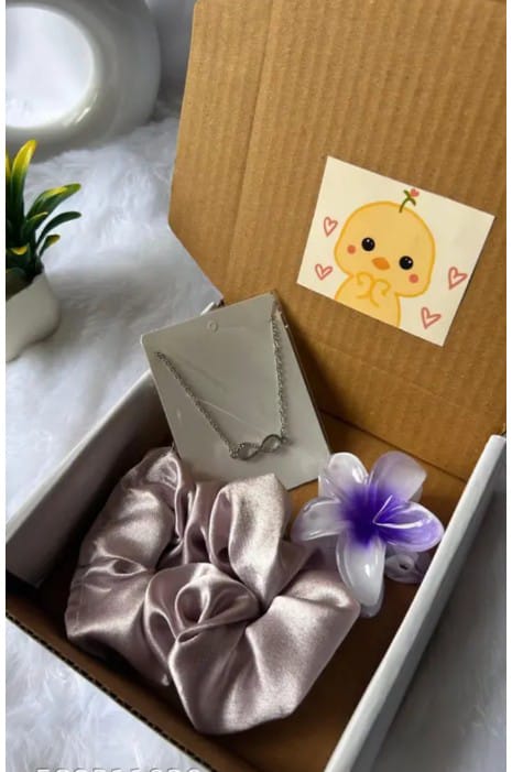 Gift hamper 1 necklace, 1 flower shape clutcher , 2 scrunchies