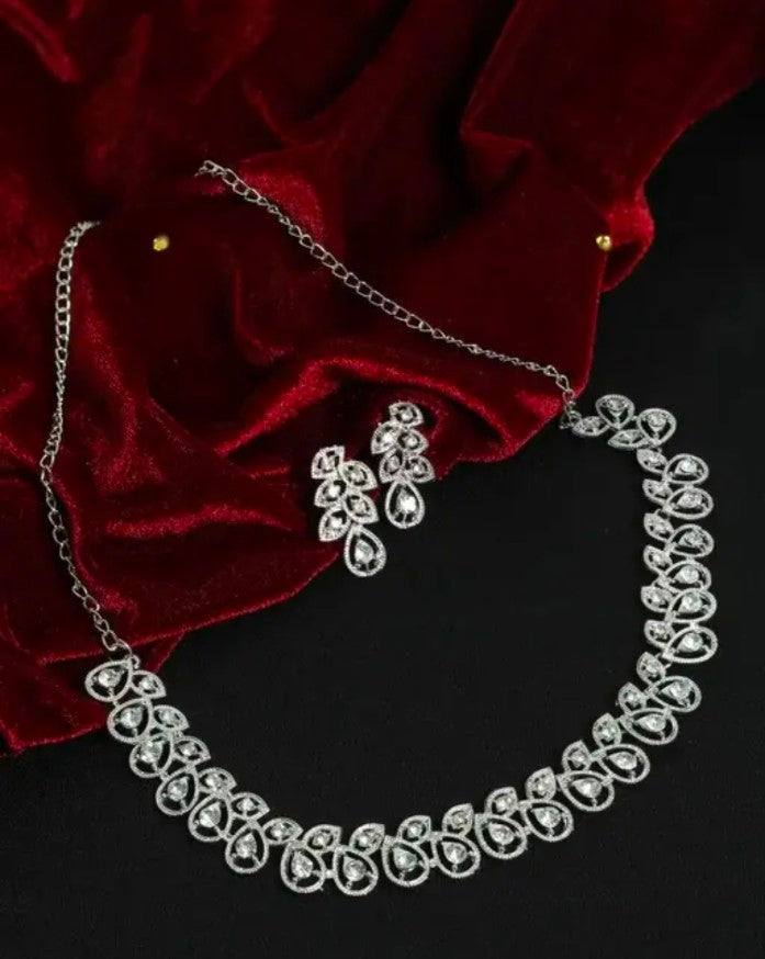 Trending necklace with earrings